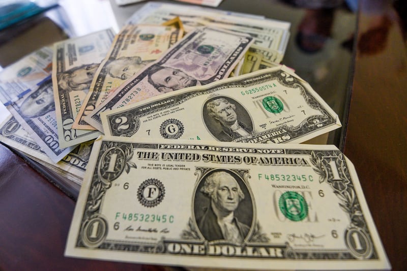 Madrugada ‘de terror’ para el peso: Sube precio del dólar por aumento en costo del barril del petróleo