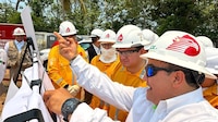 Director de Pemex, Juan Carlos Carpio, supervisa obra electromecánica en Campo Bakté, Tabasco