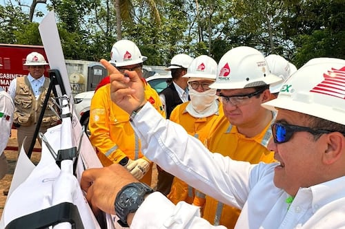 Director de Pemex, Juan Carlos Carpio, supervisa obra electromecánica en Campo Bakté, Tabasco