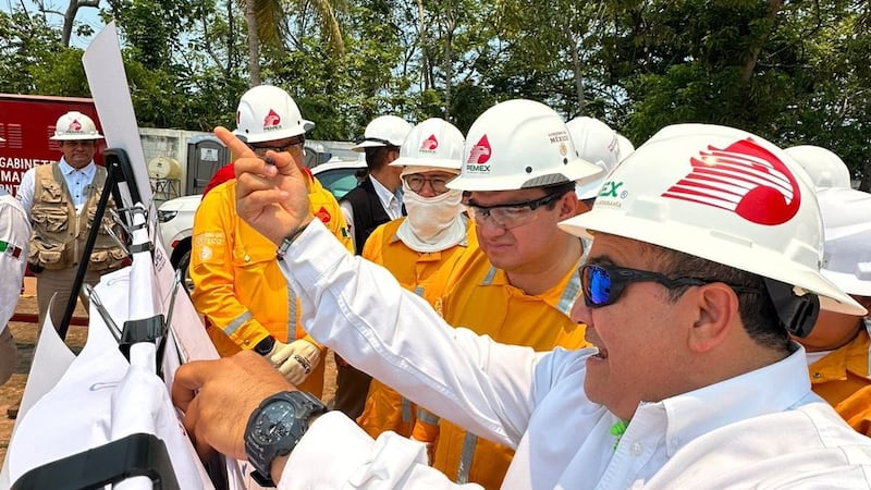 Director de Pemex, Juan Carlos Carpio, supervisa obra electromecánica en Campo Bakté, Tabasco