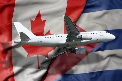 Crisis económica en Cuba impulsa llegada de turistas canadienses a México