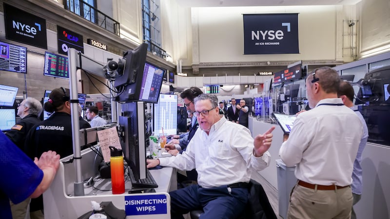 Wall Street se fortalece ante débiles datos económicos que apuntan a un recorte de tasas
