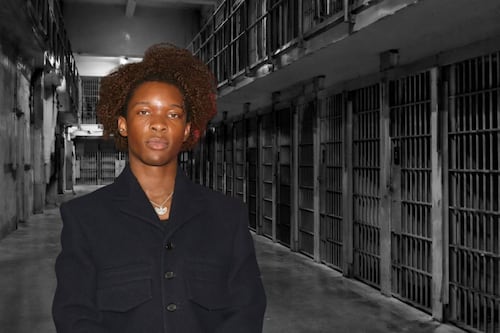 ¿Quién es D4vd, cantante arrestado por el asesinato de una adolescente encontrada en su auto?