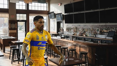 Javier Aquino es el fundador de un restaurante bar en Monterrey. (Foto: Cuartoscuro/Imagen ilustrativa creada con IAGemini)