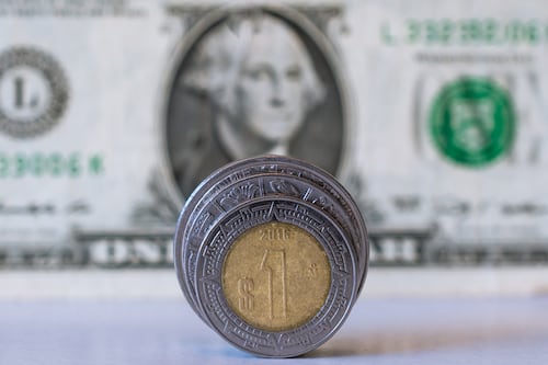 Peso ‘se aferra’ y cierra en 17.94 unidades por dólar: ¿Cuánto perdió esta semana?