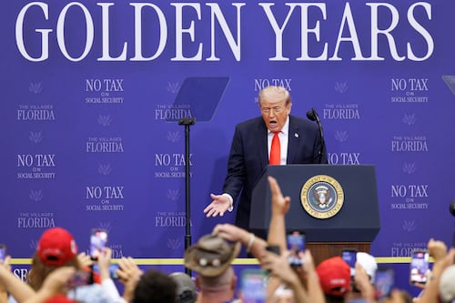 La obsesión de Trump por su imagen: Su cara desde billetes, monedas, instituciones y hasta pasaportes