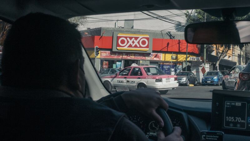 ‘Competencia desleal’ y desplazamiento: Cierran tienditas por expansión de Oxxo, 7-Eleven y 3B