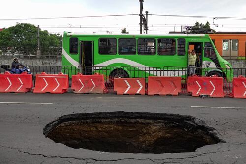 Adiós a los cráteres en CDMX: Este es el plan de Clara Brugada para eliminar los baches