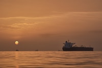 Precio del petróleo salta a 120 dólares ante previsión de un bloqueo prolongado en el estrecho de Ormuz