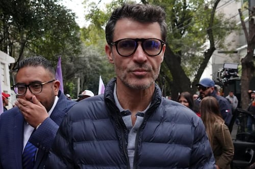 Leonardo García hace marcha en Polanco y denuncia ante Fiscalía desalojo de su lujoso departamento