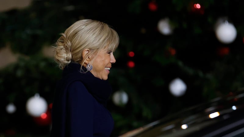 Demandan a Brigitte Macron por insultar a mujeres que se manifestaban contra comediante
