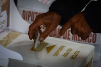 Gobierno de AMLO adelantará pago de pensión y becas por veda electoral