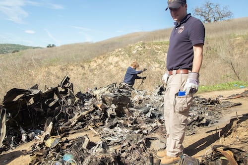 Helicóptero en el que murió Kobe Bryant carecía de sistema de advertencia: investigadores