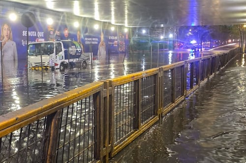 (VIDEO) Así rescataron policías a personas atrapadas por lluvias torrenciales en CDMX