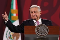 ‘El Rey del Cash’: Así es el esquema con el que AMLO presuntamente ‘desfalcó’ a la CDMX