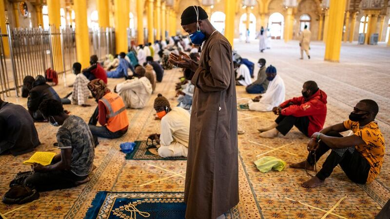 Reabren mezquitas en África pese a temor por coronavirus