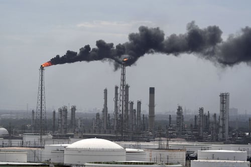 Pemex frena derrame de diésel en muelle de refinería Deer Park: ‘Fue por la interacción de 2 barcos’