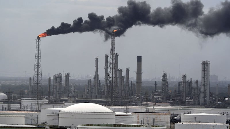 Pemex frena derrame de diésel en muelle de refinería Deer Park: ‘Fue por la interacción de 2 barcos’