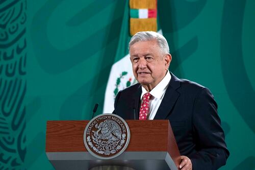 ‘Fuego en el mar’ fue provocado por tormenta eléctrica y fuga de gas: AMLO