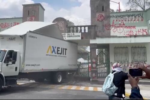 A 11 años de Ayotzinapa: Normalistas tiran puerta del Campo Militar 1 con un camión y lanzan explosivos