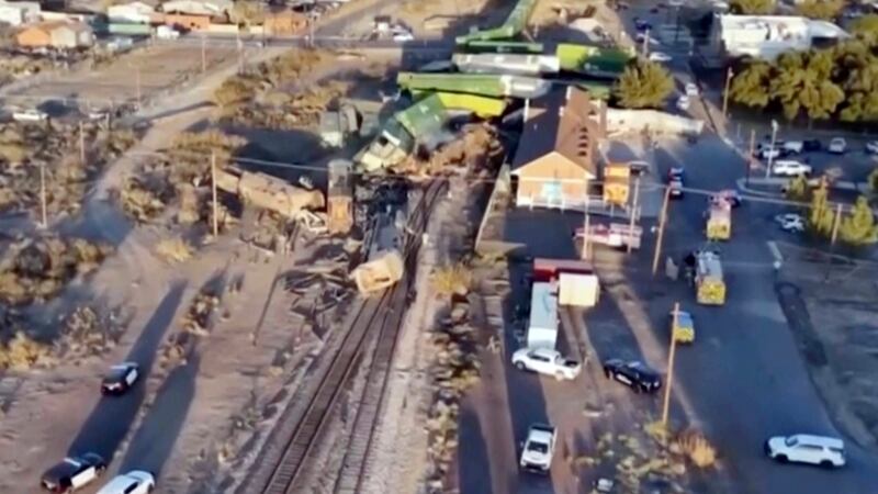 Tren de carga choca con tractocamión y se descarrila en Texas: Mueren dos trabajadores