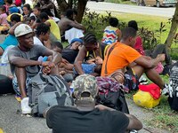 Caravana de migrantes recorre por segundo día camino rumbo a centro del país