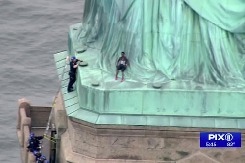 Comparece ante juez mujer que trepó a Estatua de la Libertad