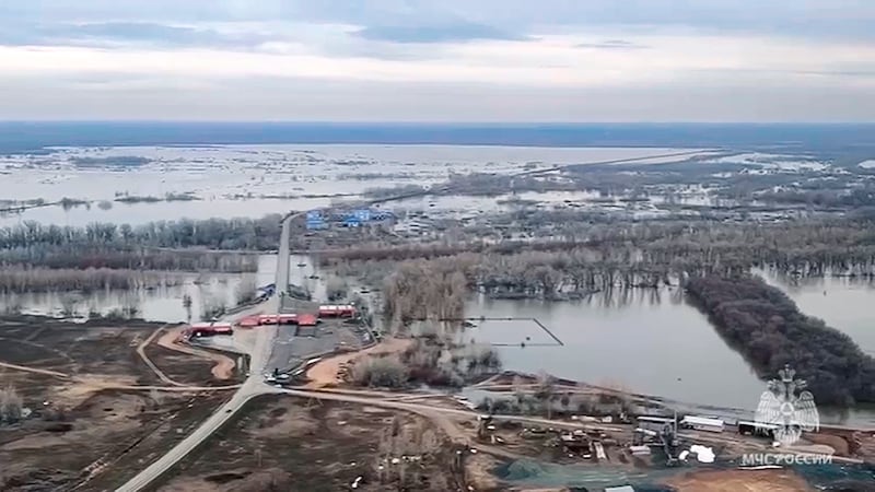 Rusia ‘bajo el agua’: Declara emergencia por ruptura de presa que dejó más de 300 casas inundadas