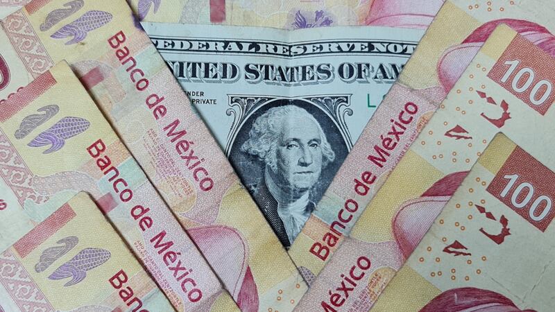 Peso ‘libera presión’ tras minutas de la Fed