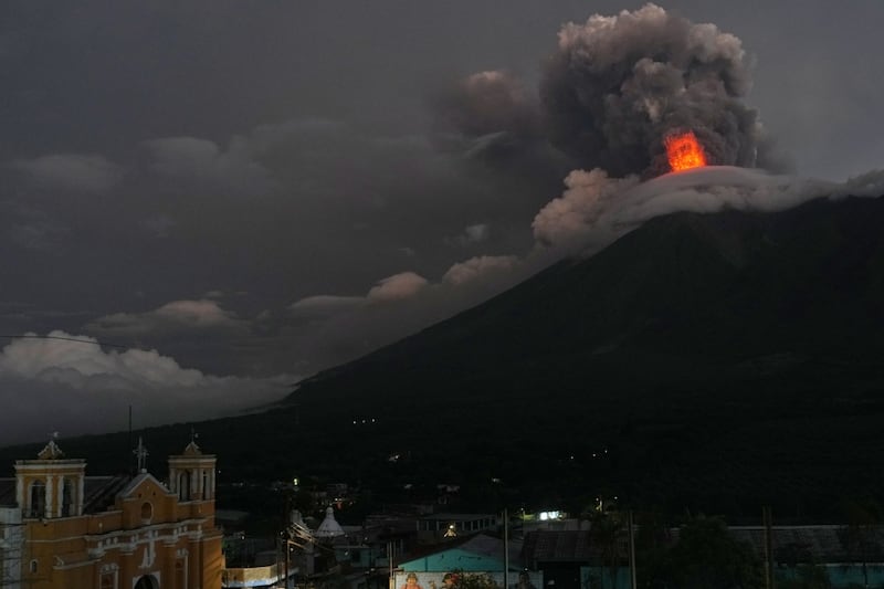 Alerta en Guatemala por erupción del Volcán de Fuego: Evacúan a cientos de personas de 8 comunidades