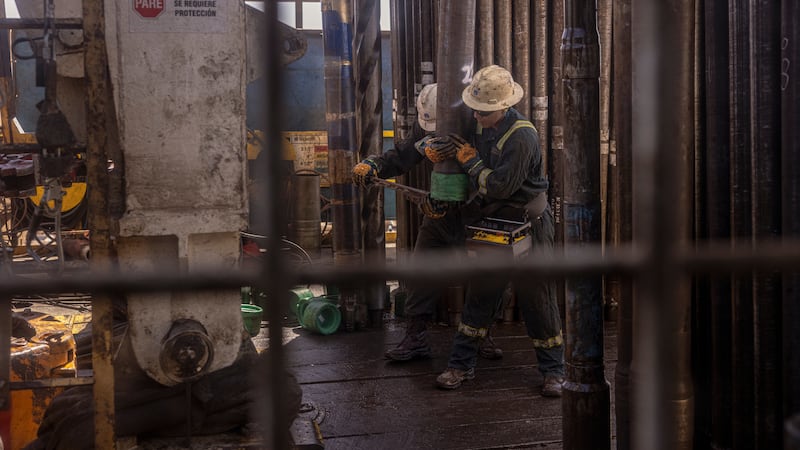 Petróleo supera los 100 dólares ante tensiones entre EU e Irán