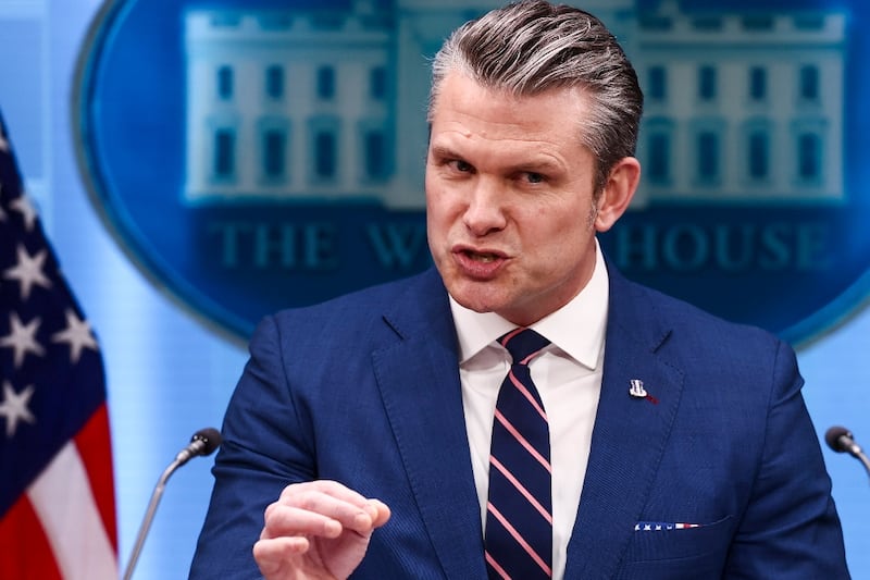 Pete Hegseth dice que el Ejército de EU debe ganar Nobel de la Paz: ‘Protegemos mucha gente en el mundo’
