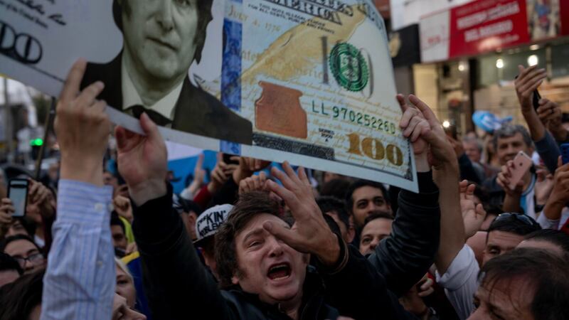 ‘¿Cortos de guita?’ Por esta razón los argentinos compran más pesos y venden dólares