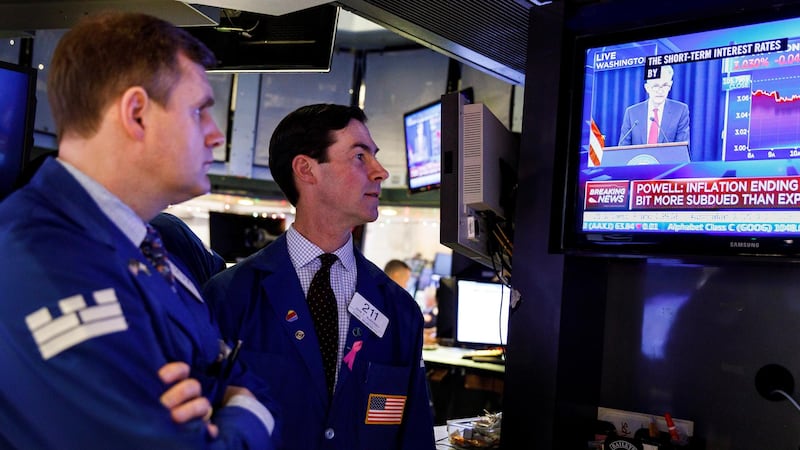 Wall Street cae por tensión en estrecho de Ormuz y Nasdaq pierde 2.15%; BMV baja