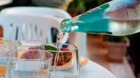 ¿Es legal que te cobren el agua simple en un restaurante?