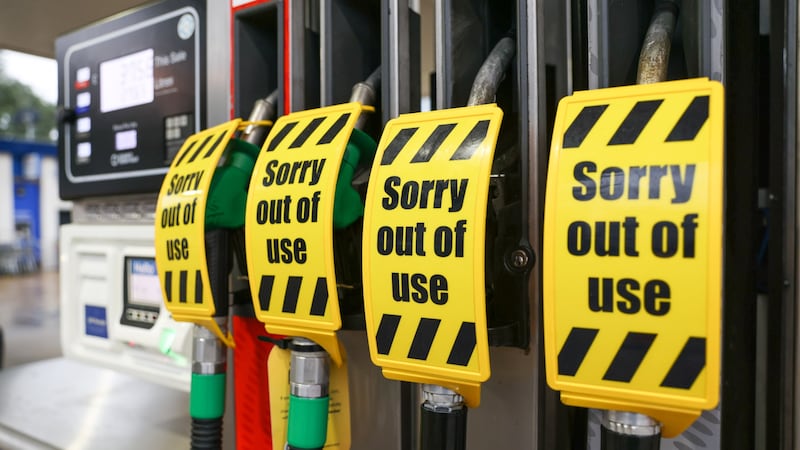 ¿Huachicoleo británico? Reino Unido se queda sin gasolina... y se le viene una crisis