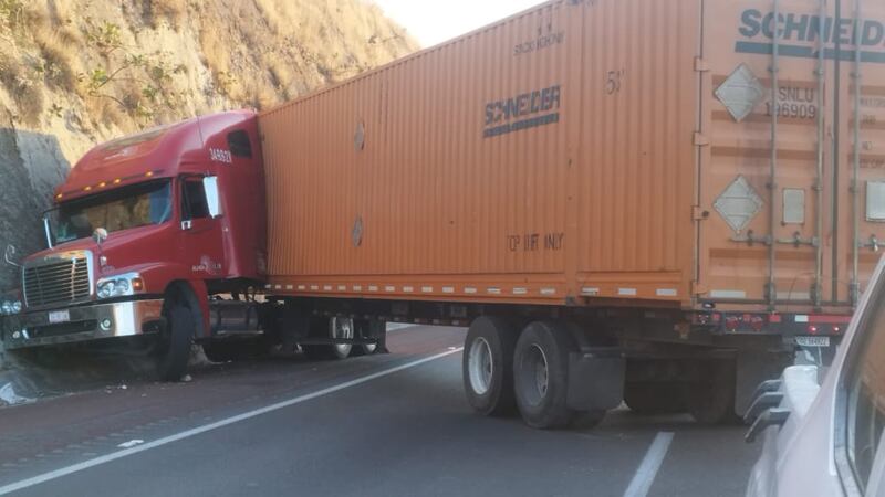 Chofer de tráiler muere en intento de asalto en la autopista Chamapa-La Venta: ¿Qué tramo está cerrado?