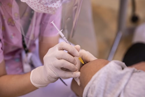 Refuerzo Pfizer-BioNTech: tercera inyección restaura protección total contra el COVID-19