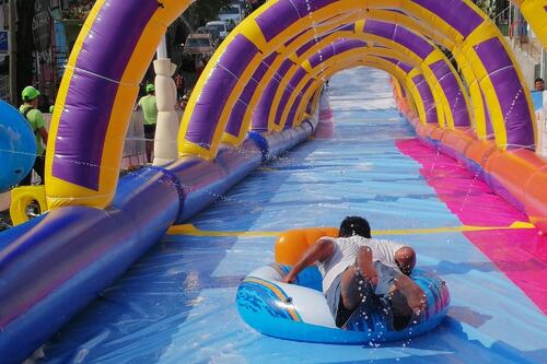 Tobogán 'callejero' en Tabasco recibe 6 mil visitantes en su primer día