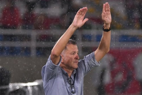 Juan Carlos Osorio, extécnico del Tri, pisa a jugador en Copa Sudamericana