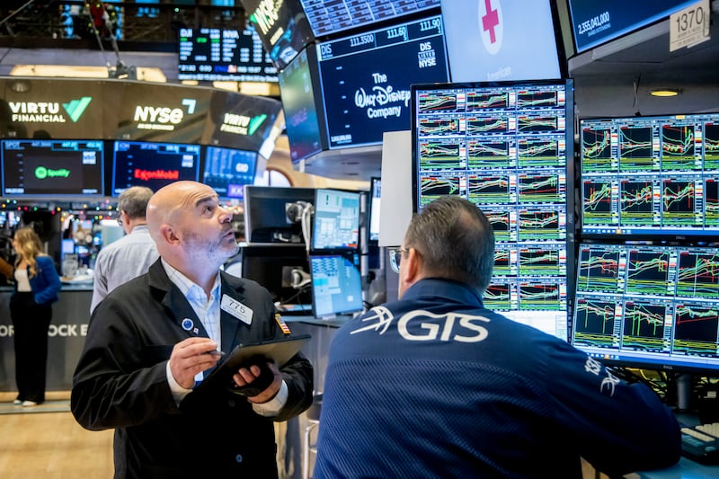 Wall Street ‘amanece’ con ganancias gracias a reportes corporativos: ¿Cuánto repuntan las acciones HOY?