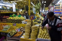 Ola de calor le ‘pega’ a tu bolsillo: ¿Por qué la sequía elevó el precio de frutas y verduras?