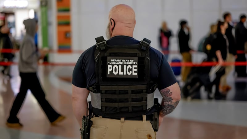 ¿ICE en aeropuertos? Trump amenaza con desplegar agentes por cierre parcial de gobierno