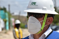 AMLO pide ayuda a trabajadores de CFE para instalar 2,500 antenas y llevar Internet a todo el país