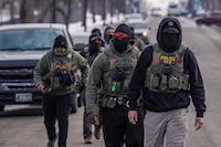 Ponen banderas mexicanas en sus coches: Denuncian artimañas de ICE para amedrentar en Minnesota