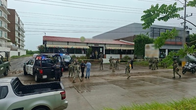 Un grupo armado llegó a un restaurante en la zona turística de Mazatlán y disparó contra dos personas