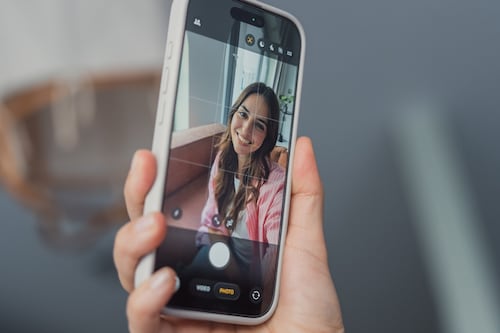 ¿Robarán tu identidad por hacer una foto de los 80 con IA? Alertan por suplantación de identidad