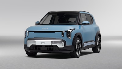 Kia EV2 azul claro con techo negro, vista frontal tres cuartos en estudio gris