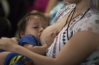 ¿Leche materna protege contra COVID a bebés menores de un año?