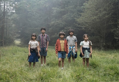 Los amigos de Miguel lo ayudan a rescatar a Felipe. (Foto: Netflix)